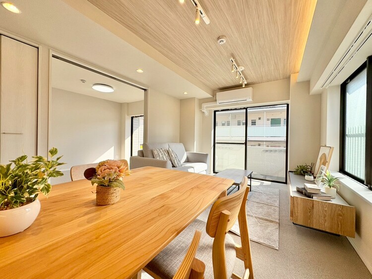 居間 居心地の良い空気感は、暮らしのステージを彩り、心からのやすらぎと満足感を与えてくれます。