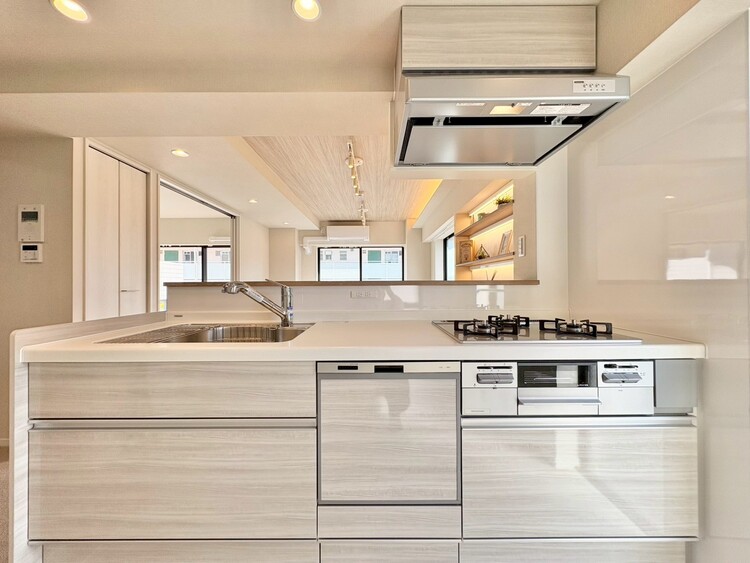 キッチン スマートな意匠と充実の機能を備えたキッチンが、暮らしにおいしい彩りを添えます。