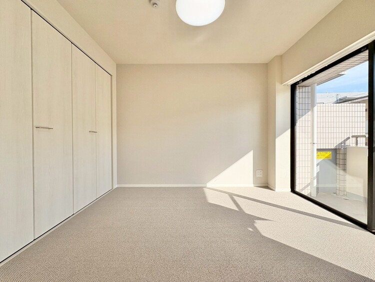 寝室 ベッドも十分に設置するスペースがあります。