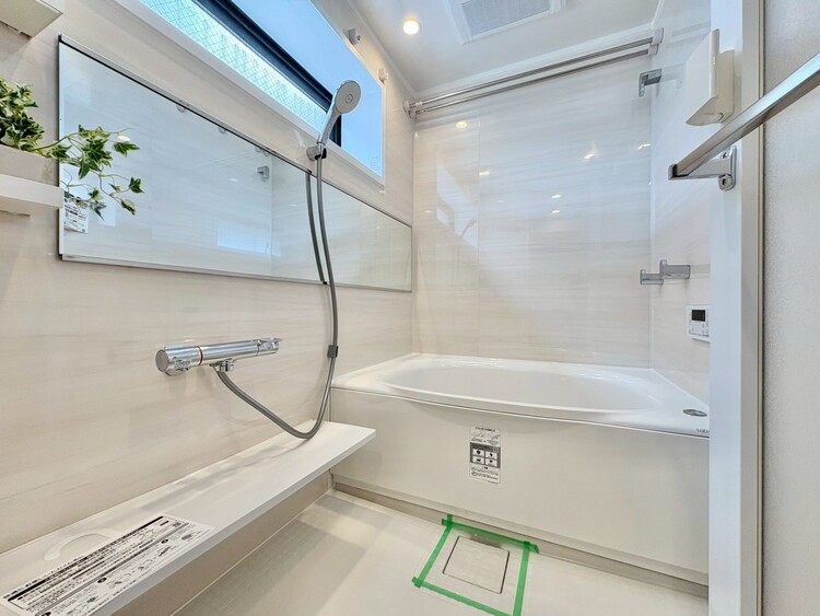 風呂 一日の疲れを癒すバスルームは、心地よいリラックスを叶える清潔感溢れる空間です。