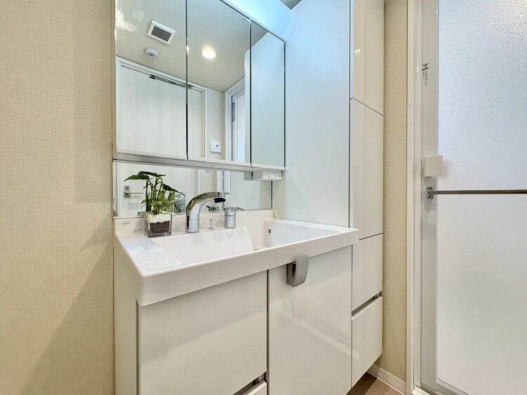 洗面 何かと物が増える場所だからこそ、スッキリと見映えの良い空間に。