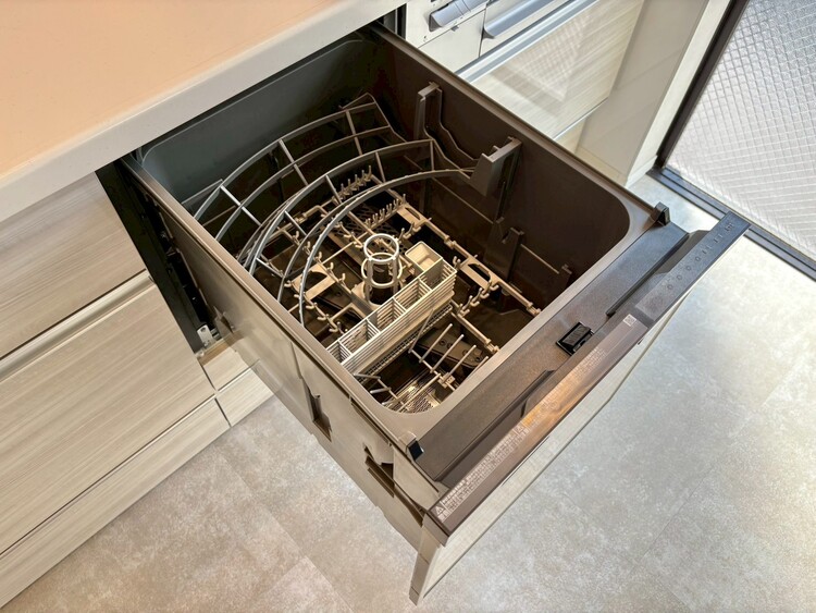 設備 家事の時短に役立つ食洗機。省スペースのビルトインタイプを採用致しました。