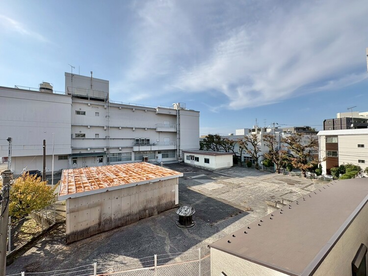 バルコニー 窓を開けると広がる青空。心をリフレッシュして日々を過ごしていきましょう。