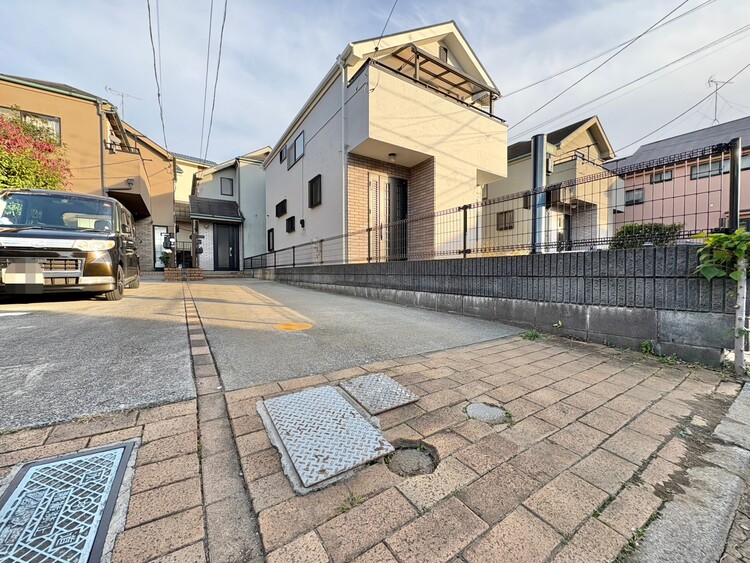 駐車場 本物件の駐車スペースです。車種制限のある場合もございますので、お気軽にお問い合わせくださいませ。