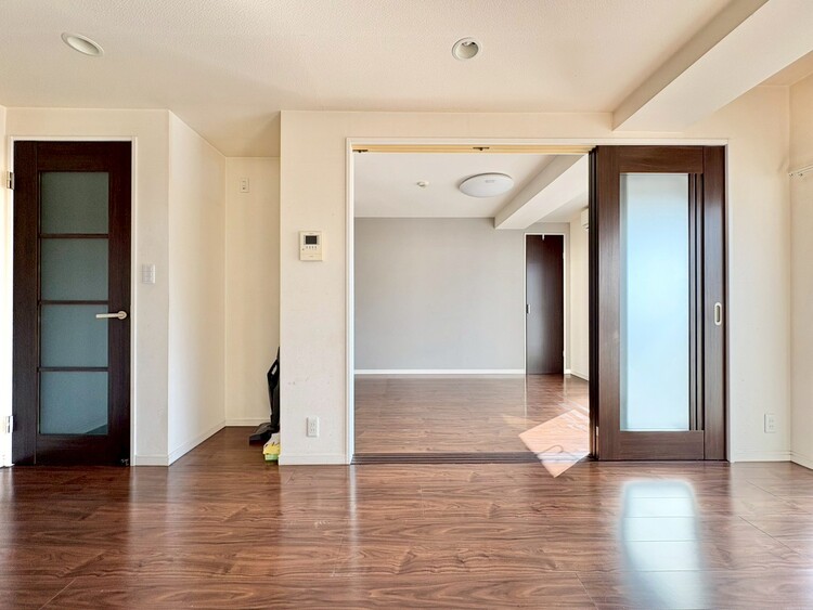 居間 忙しく過ぎゆく日常を置き去るほど、ゆったりした時間が流れるリビング。