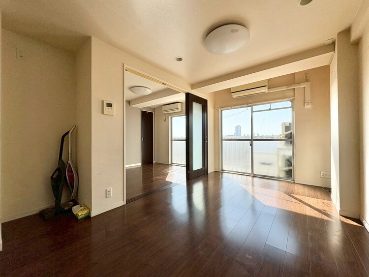 居間 居心地の良い空気感は、暮らしのステージを彩り、心からのやすらぎと満足感を与えてくれます。