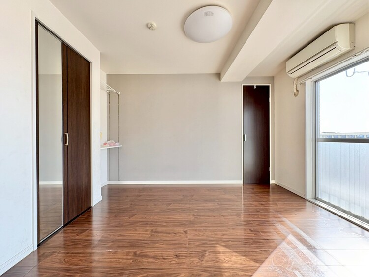 寝室 ベッドも十分に設置するスペースがあります。