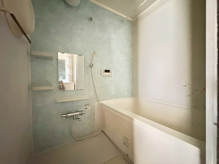 風呂 一日の疲れを癒すバスルームは、心地よいリラックスを叶える清潔感溢れる空間です。