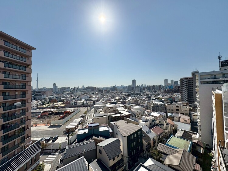 バルコニー 窓を開けると広がる青空。心をリフレッシュして日々を過ごしていきましょう。