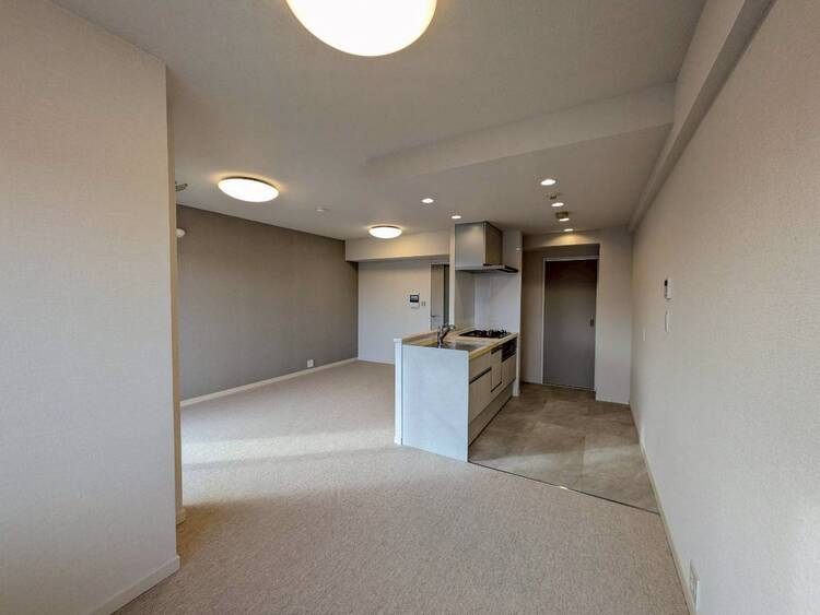 居間 忙しく過ぎゆく日常を置き去るほど、ゆったりした時間が流れるリビング。