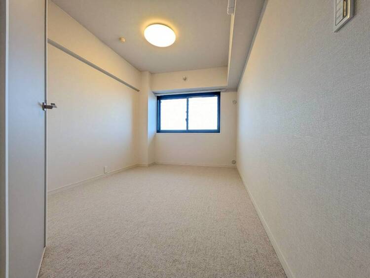 寝室 ベッドも十分に設置するスペースがあります。