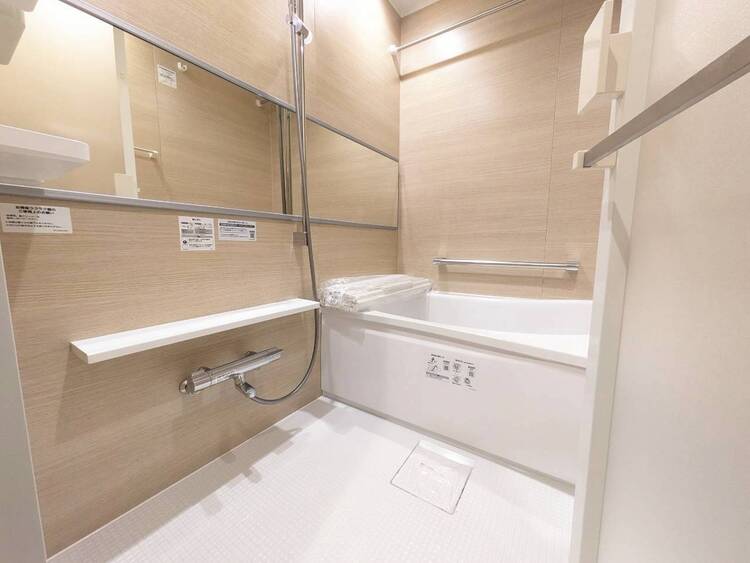 風呂 一日の疲れを癒すバスルームは、心地よいリラックスを叶える清潔感溢れる空間です。