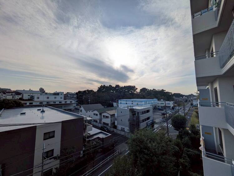 バルコニー 窓を開けると広がる青空。心をリフレッシュして日々を過ごしていきましょう。