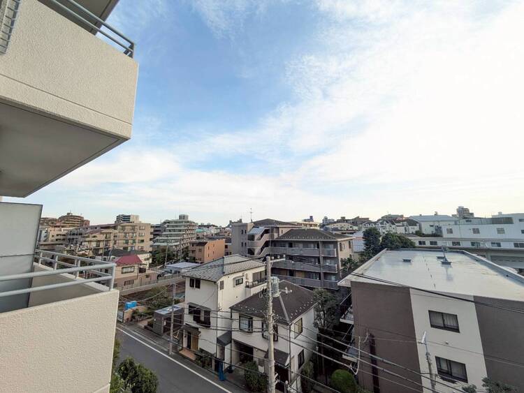 バルコニー 頬をなでる、優しい風を感じることが出来ます。