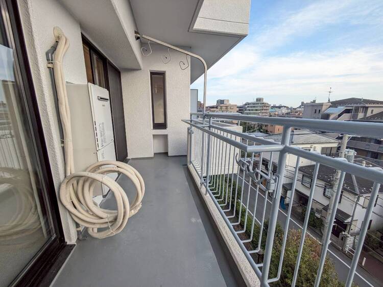 エントランス 暮らしの中で、光と風を演出してくれるバルコニー。