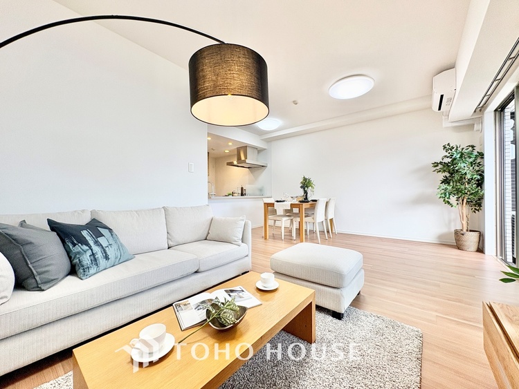 内装 ◆木漏れ日◆の様な採光が優しく足元を照らし、心地いい暮らしの道しるべを写し出す。この空間で過ごす家族との語らいの時間がとても素敵で幸せを感じるかもしれない。