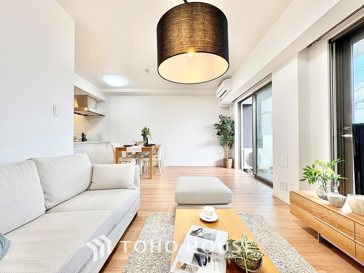 内装 ◆リビング◆たくさんの窓から注ぐ太陽の光。時間の経過とともに光と影のコントラストがこの空間のムードを変え、部屋に変化と温もりをもたらしてくれる。