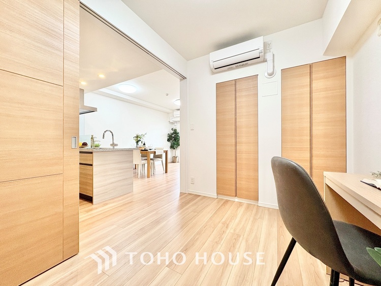 内装 ◆色彩◆この空間に放たれた光は華美なまでに演出されたデザイン。流れる時をより芳醇なコーヒーの様な色彩奏でるアダージョ。そして情景豊かな作品のような暮らしがイメージできる。