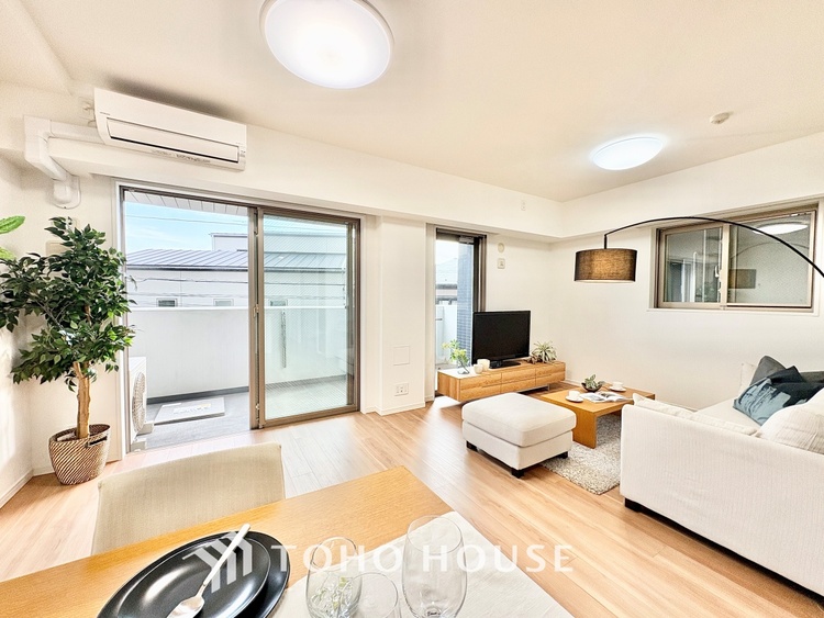 内装 ◆今宵の食卓◆ダウンライトに反射するグラスを眺めながらワインを注ぐ。トクトクと心地いい音をさせながら、フランスの古城を思わせる薫りがたちこめ、とても幸せな時を過ごせる。