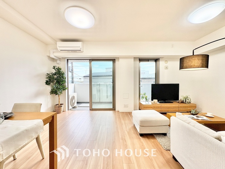 内装 ◆窓を開けると◆冷涼な風、そよぐリビング。だんらんの場所はここから始まり、ここで終わる。家族の笑顔が集う素敵な場所だから、こだわり抜いた思いが詰まっているのだと思う。