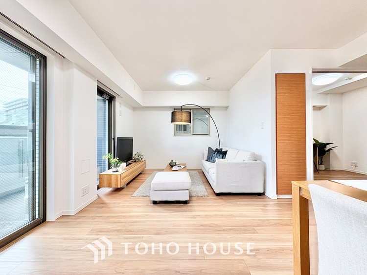 内装 ◆リビング◆そこには目を輝かせ笑顔で見つめてくれる君がいて、「おかえり」の言葉がこだまする。何気ない日々の挨拶は僕にとっては幸せで、同時に君の瞳にも恋している。