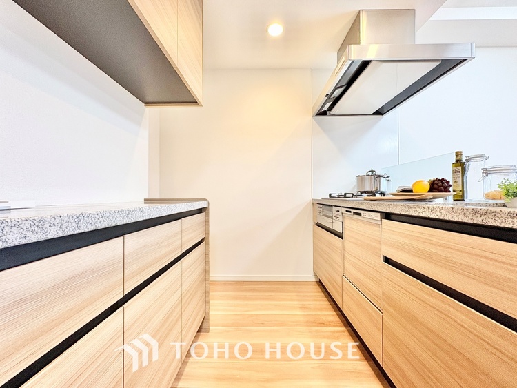 キッチン ◆キッチン◆美しく使いやすいキッチンは油汚れが簡単に拭き取れる素材で加工されており、浄水器シャワーから流す水の音を軽減する静かなシンクを採用。見えないところにさり気ない配慮が嬉しいですね