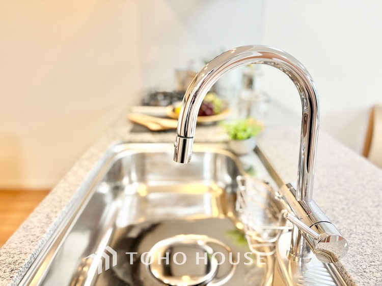 キッチン ◆今宵の食卓◆ダウンライトに反射するグラスを眺めながらワインを注ぐ。トクトクと心地いい音をさせながら、フランスの古城を思わせる薫りがたちこめ、とても幸せな時を過ごせる。