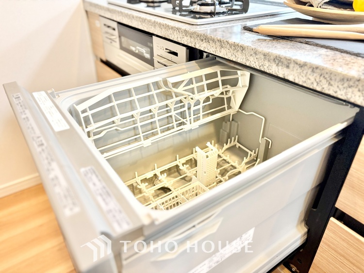 キッチン ◆キッチン◆美味しい料理を作りたくなるような気持にさせてくれる、腕を振るえる自慢のスペース。見上げると柔らかなダウンライトが包み込み、彩りを添えます。艶と光沢のある居心地の良いわが家のキッチン。