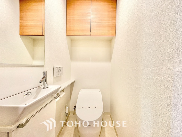 トイレ ◆トイレ◆トイレも全て新品に交換されており、清々しく新生活を始めることができます。白基調の清潔感のある空間に生まれ変わりました。