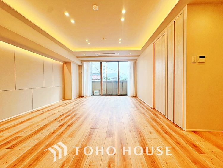 内装 忙しい朝でも、しっかり家族が揃って食事をして頂けるゆとりある大きさのダイニングスペース。リビングと和室の続き間は急な来客時になど使い勝手が良いです。実際の空間を体感してみて下さい！