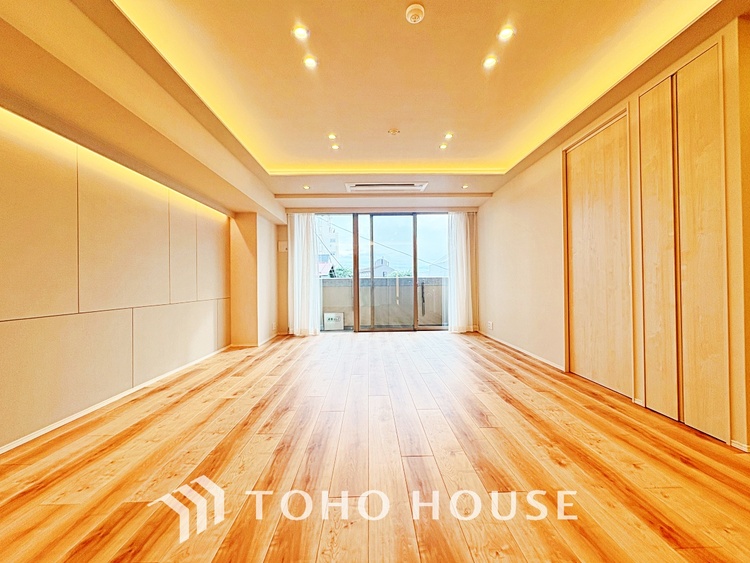 内装 【living】居心地のいい暮らしには欠かせない眩い採光。ゆったりとした幅の窓からこの空間に降り注ぐ採光が絶えない。明るいリビングこそ居心地のいい暮らしが待っているのだと思う。