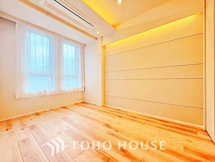 内装 風の通り道。舞い込んでくる風が優しく躍り、室内に爽やかな空気を運んでくる。そこに季節の息吹を感じて、いまがどんな季節なのかを実感する。