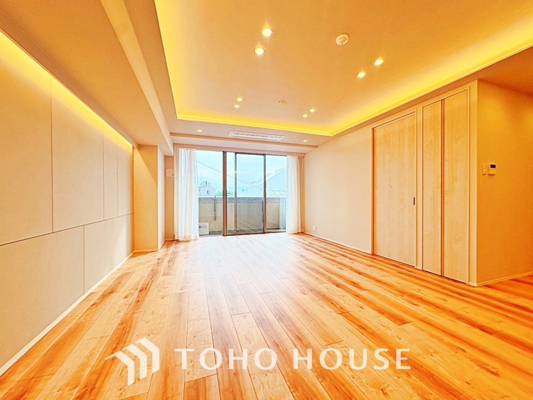 内装 叶えたかったのは落ち着きのあるナチュラルな風合い、そして開放感があるリビング。優雅な気分に浸れる幸せな時間を家族が自然と集まりたくなるこの空間で。