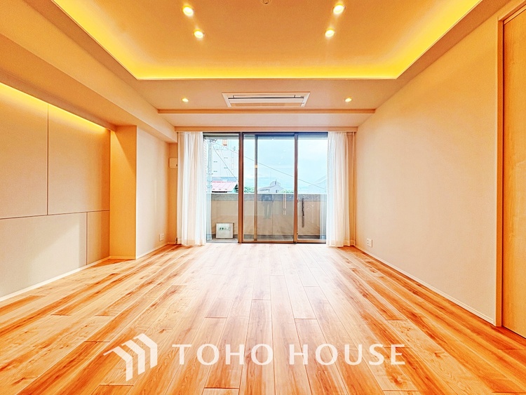 内装 ◆サンサンと◆差し込む太陽の光がこのリビングに笑いをもたらす。ソファの上のクッションがポカポカした暖気にぬくぬくと微睡んでいる。