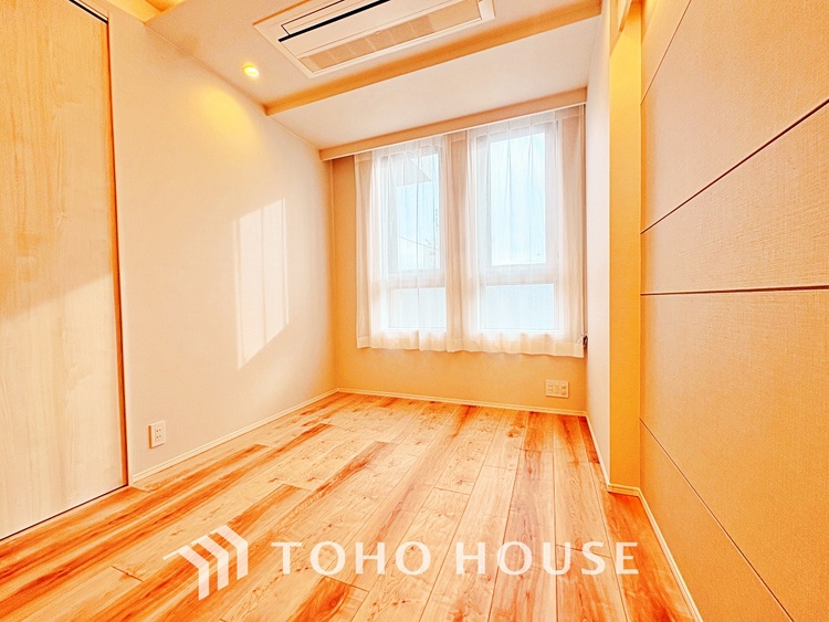 内装 使いやすく、明るい洋室に仕上がります。子供部屋や趣味のお部屋にご利用できます。ご自身で家具などを配置し、素敵な空間を創り上げられます。