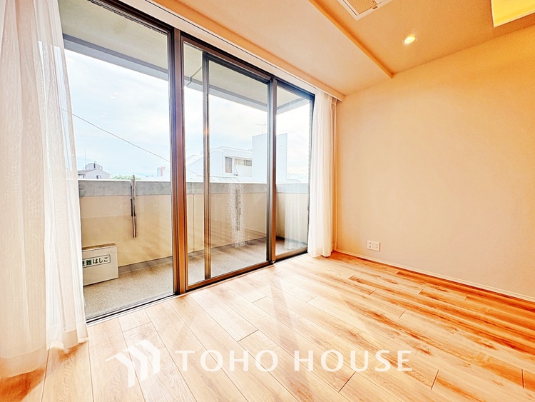 内装 ここはみんなが集い、食事と楽しい会話が始まる場所。話に夢中になりすぎて、ついつい時を忘れ、夜半過ぎになってしまう。そんな束の間の幸せを感じさせてくれます。