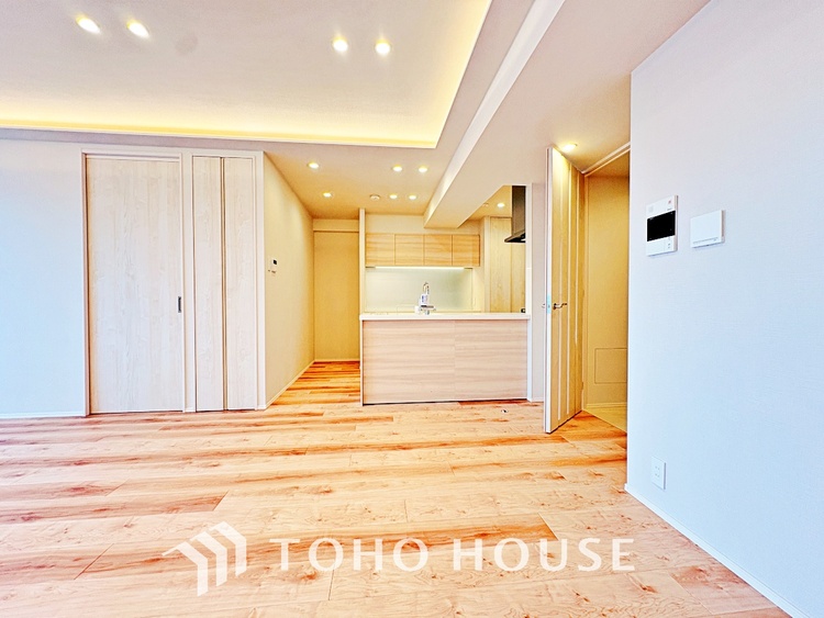 内装 使いやすく、明るい洋室に仕上がります。子供部屋や趣味のお部屋にご利用できます。ご自身で家具などを配置し、素敵な空間を創り上げられます。