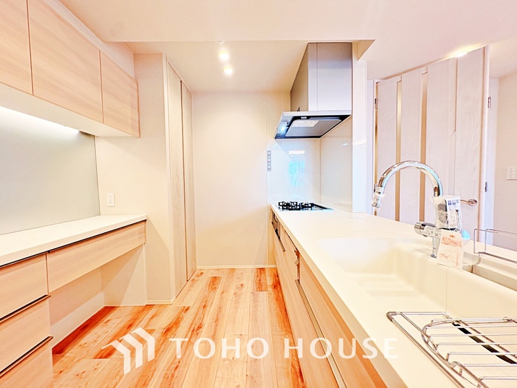 キッチン 手元の収納から、足元の収納までが全てスライド式で、奥のスペースまで有効に活用できます。奥まで上から見渡せるので、たまにしか使わない調理器具もサッと取出せます。