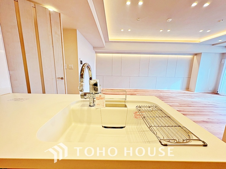 キッチン ◆愛育◆キッチンは家族の絆を育む大切な空間。シンプルで使い易いSystemKitchenで愉しく作る料理は愛情のある美味しいご馳走に。家族で使える広々としたダイニングキッチンです。