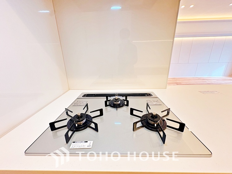 キッチン キッチンは家族の絆を育む大切な空間。シンプルで使い易いシステムキッチンで愉しく作る料理は愛情のある美味しいご馳走に。家族で使えるダイニングキッチンです。