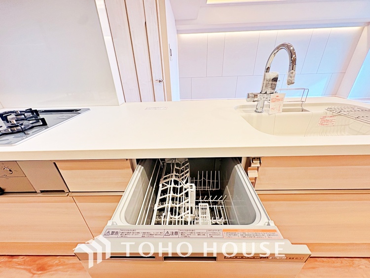 キッチン 広々としたキッチンのシンクは、料理の準備と片付けを楽にし、使いやすさを最大限に引き立てます。