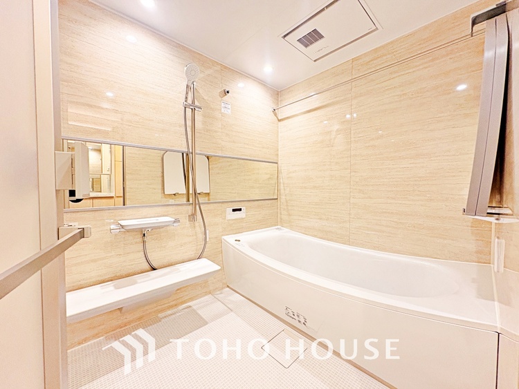 風呂 【浴室】《一日の疲れを落としてくれる場所は、落ち着く場所でなければならない》　高級感溢れるカラーと大きさ・柔らかな曲線で構成された半身浴も楽しめるバスタブが心地よさをもたらします。