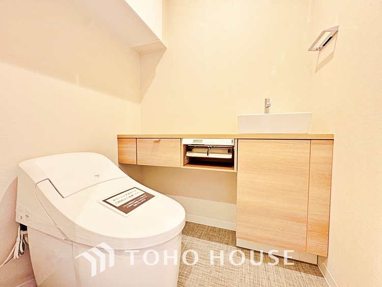 トイレ 清潔感あるホワイト調のクロスと温もり溢れるモダンカラーの床材が見事に調和した本邸宅は、毎日の生活を少しでも快適に過ごして頂ける様に落ち着いた雰囲気作りから行っています。