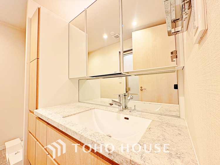 洗面 気持ちの良い朝をつくりだし、夕方には笑顔を取り戻させてくれるミラー。パウダールームはいつでも本来の自分を取り戻せる空間。明るく仕上げてあります。