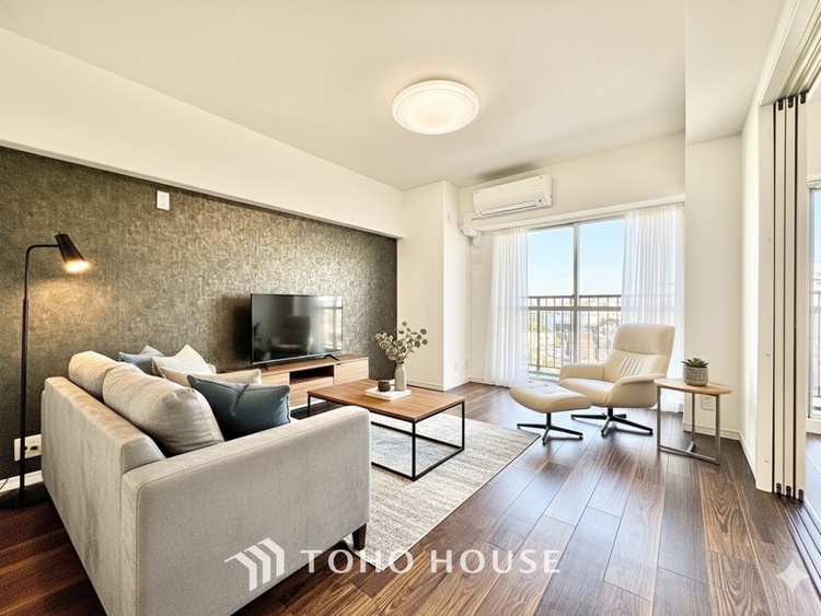 内装 ＊配置してある家具や小物はCGによるイメージ画像です。忙しい朝でも、しっかり家族が揃って食事をして頂けるゆとりある大きさのダイニングスペース。