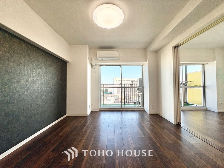 内装 ここはみんなが集い、食事と楽しい会話が始まる場所。話に夢中になりすぎて、ついつい時を忘れ、夜半過ぎになってしまう。そんな束の間の幸せを感じさせてくれます。