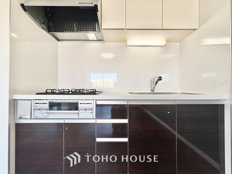 キッチン 手元の収納から、足元の収納までが全てスライド式で、奥のスペースまで有効に活用できます。奥まで上から見渡せるので、たまにしか使わない調理器具もサッと取出せます。