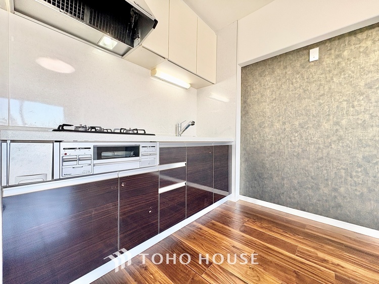 キッチン ◆愛育◆キッチンは家族の絆を育む大切な空間。シンプルで使い易いSystemKitchenで愉しく作る料理は愛情のある美味しいご馳走に。家族で使える広々としたダイニングキッチンです。