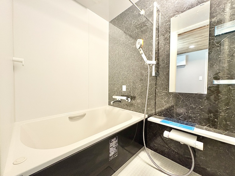 風呂 【浴室】《一日の疲れを落としてくれる場所は、落ち着く場所でなければならない》　高級感溢れるカラーと大きさ・柔らかな曲線で構成された半身浴も楽しめるバスタブが心地よさをもたらします。