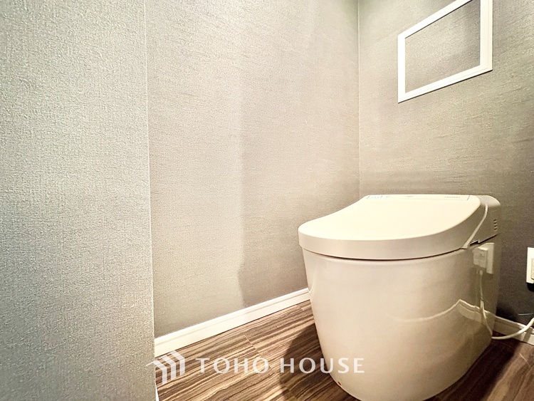 トイレ 清潔感あるホワイト調のクロスと温もり溢れるモダンカラーの床材が見事に調和した本邸宅は、毎日の生活を少しでも快適に過ごして頂ける様に落ち着いた雰囲気作りから行っています。